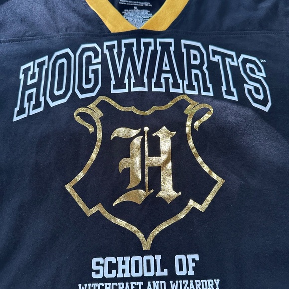 Harry Potter Black and Yellow Hogwarts Graphic Tee Size XL - Picture 4 of 6